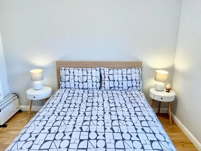 Double Room With Private Bathroom And Parking Edinburgh 0*,